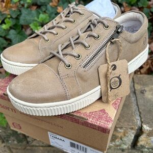 Women’s casual walking shoe